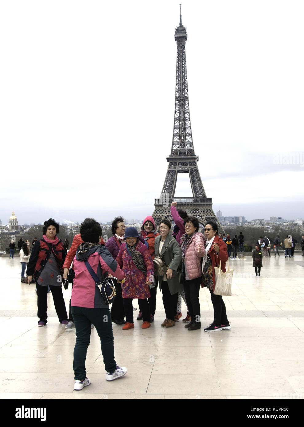 I turisti, tutte le donne, si riuniscono per scattare una foto ricordo obbligatoria con dietro di loro la famosa Torre Eiffel di Parigi Foto Stock