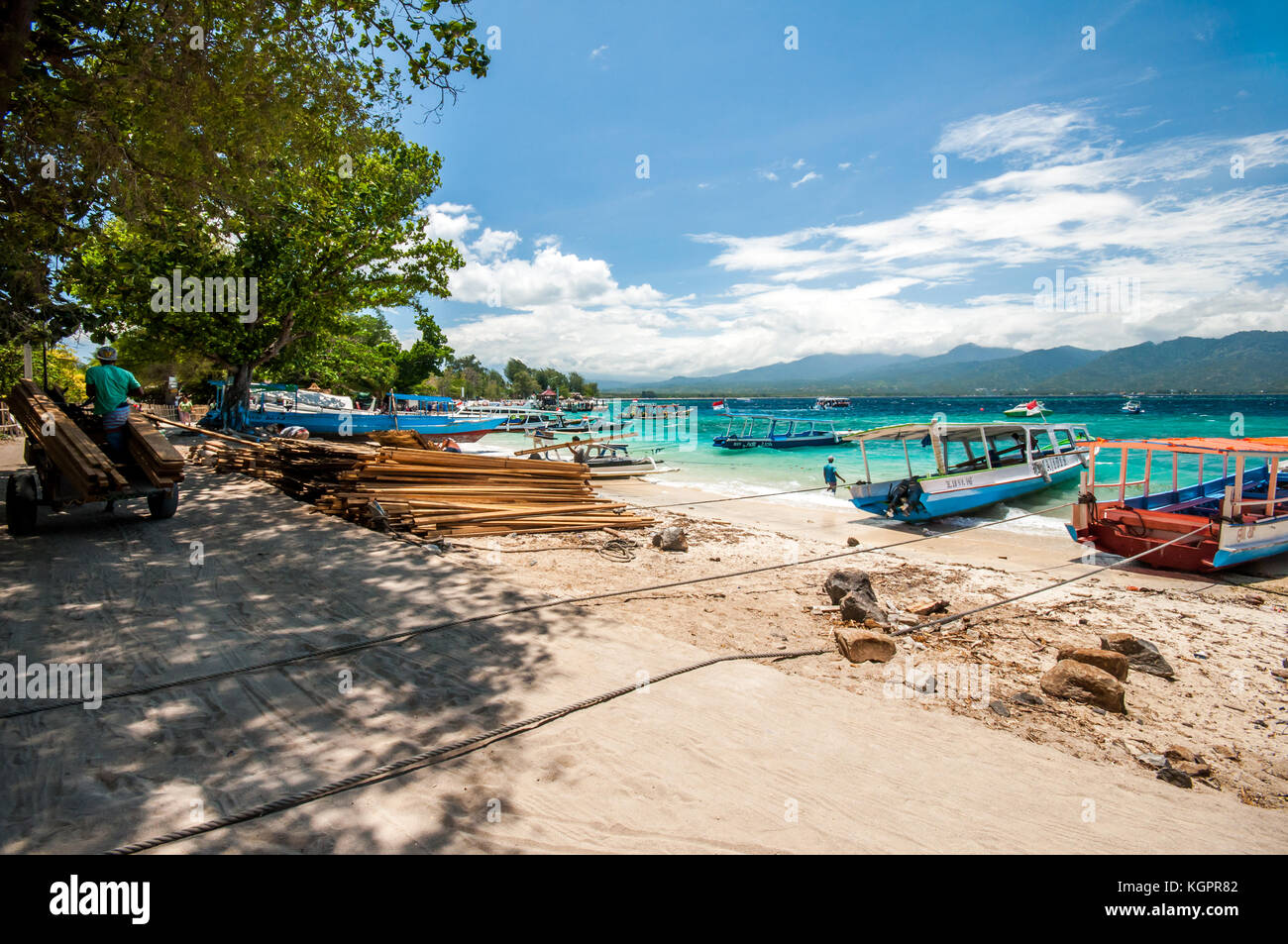 Gili Air Harbour, Indonesiani tradizionali barche ormeggiate fino, isole Gili, Indonesia, Asia sud-orientale, Asia Foto Stock