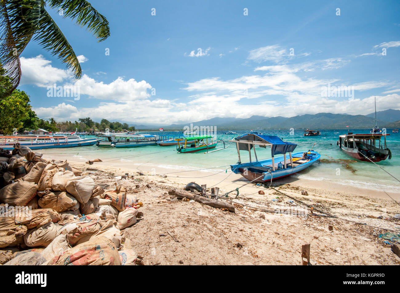 Gili Air Harbour, Indonesiani tradizionali barche ormeggiate fino, isole Gili, Indonesia, Asia sud-orientale, Asia Foto Stock