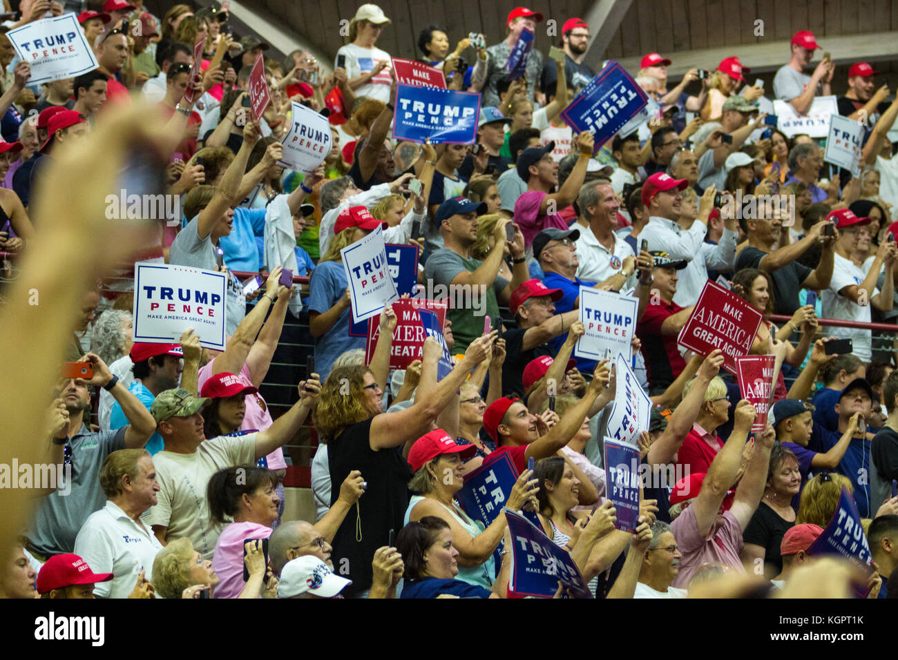 Mechanicsburg, pa - agosto 1, 2016: sostenitori allegria, applaudire, onda e segni in una campagna di briscola rally. Foto Stock