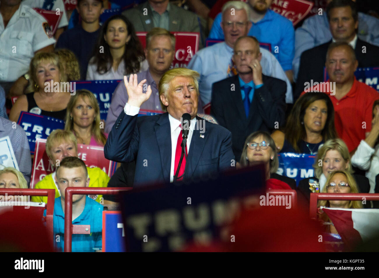 Mechanicsburg, pa - agosto 1, 2016: il candidato presidenziale Donald Trump j parlando a una folla di sostenitori di una politica dei rally. Foto Stock