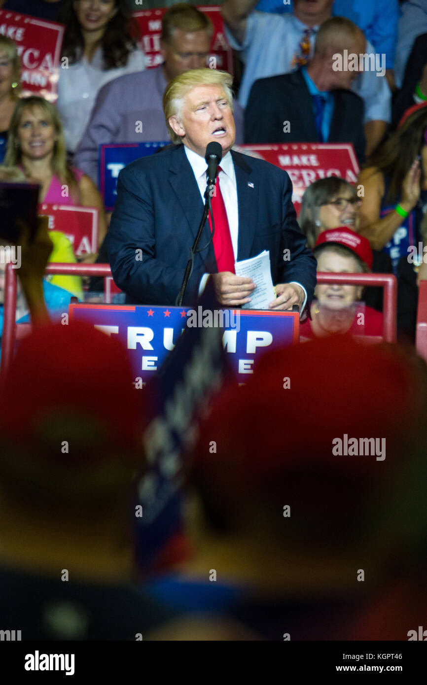 Mechanicsburg, pa - agosto 1, 2016: il candidato presidenziale Donald Trump j parlando a una folla di sostenitori di una politica dei rally. Foto Stock