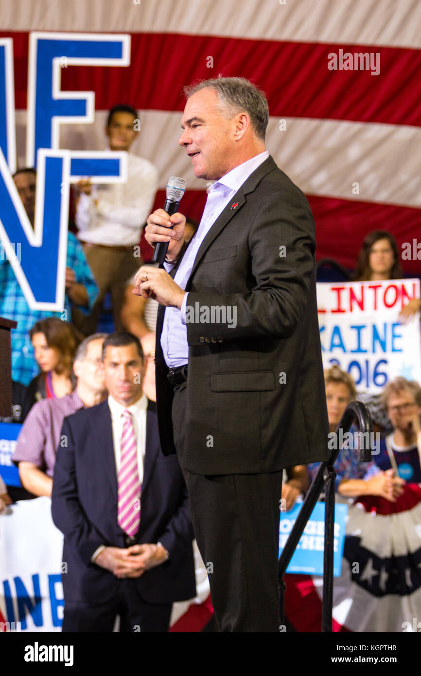 Lancaster, PA - agosto 30, 2016: Virginia il senatore tim kaine, partito democratico vice presidente candidato e Hillary Clinton compagno di corsa, parla a una ca Foto Stock