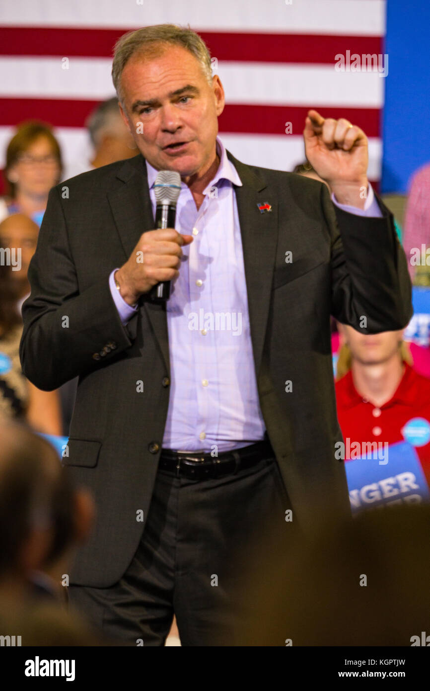 Lancaster, PA, Stati Uniti d'America - 30 agosto 2016: Virginia il senatore tim kaine, partito democratico vice candidato presidenziale, parla di una campagna di rally. Foto Stock