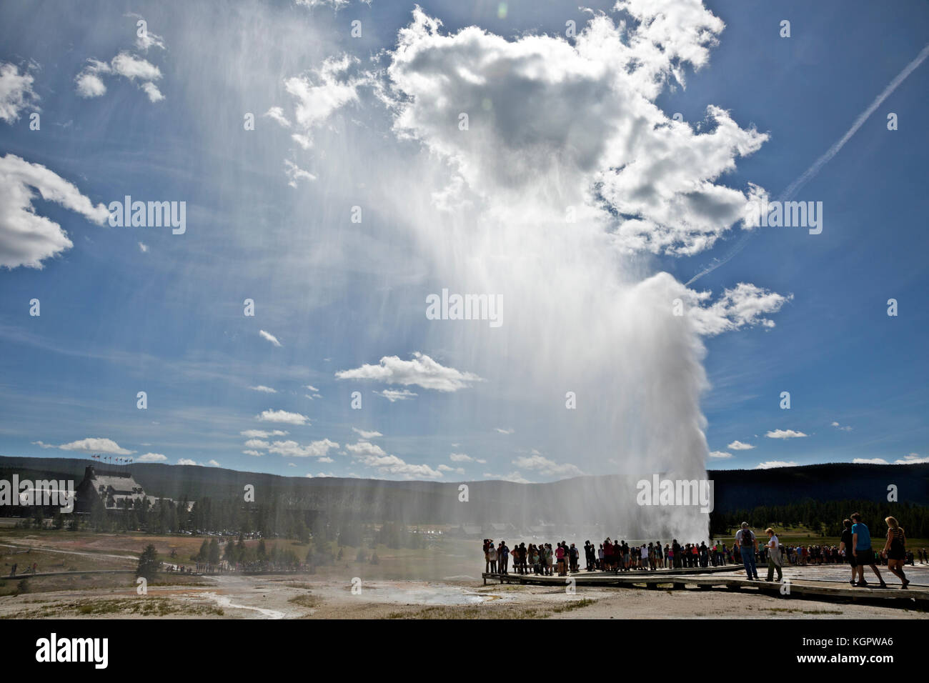 Wy02574-00...wyoming - visitatori guardando l'eruzione di beehive geyser nella Upper Geyser Basin del parco nazionale di Yellowstone. Foto Stock