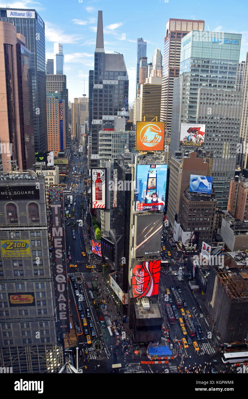 New york - 16 giugno: flussi di traffico nei pressi di New York Times Square il 16 giugno 2015 visto da sopra Foto Stock