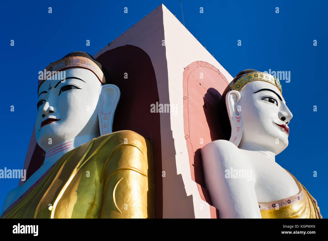 Buddha seduto a Kyaik Pun Pagoda, Bago, Myanmar Foto Stock