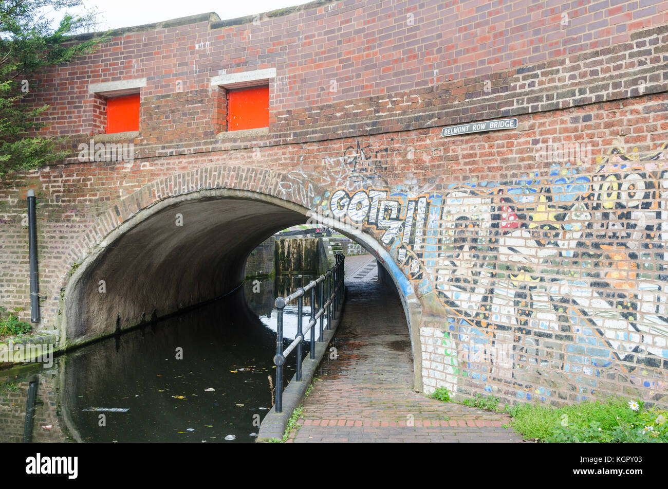 Il tunnel del canale su Birmingham e Fazeley Canal con red portelli per idrante di fuoco di accesso. Foto Stock