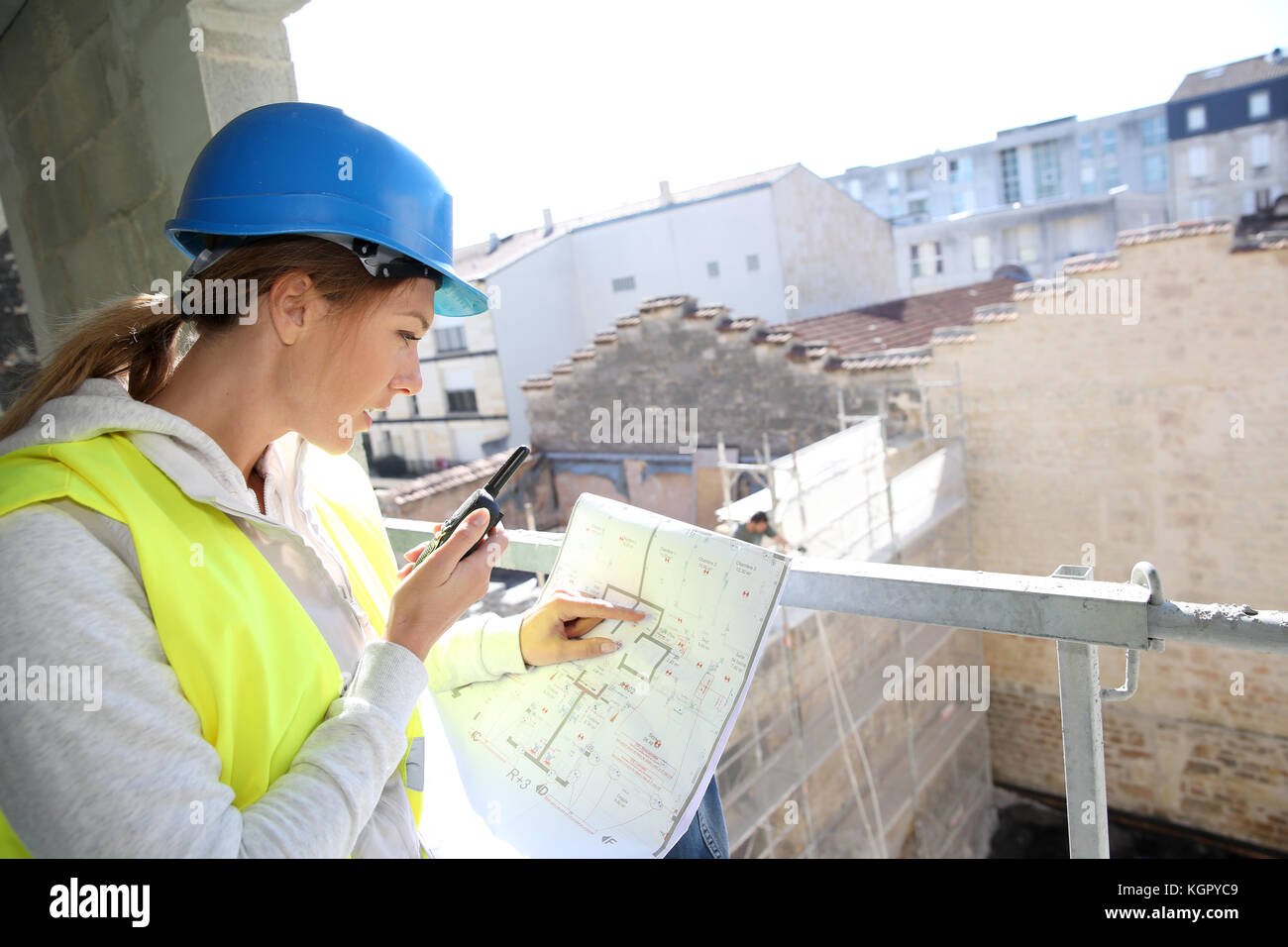 Donna ingegnere sul cantiere di costruzione di controllo Foto Stock