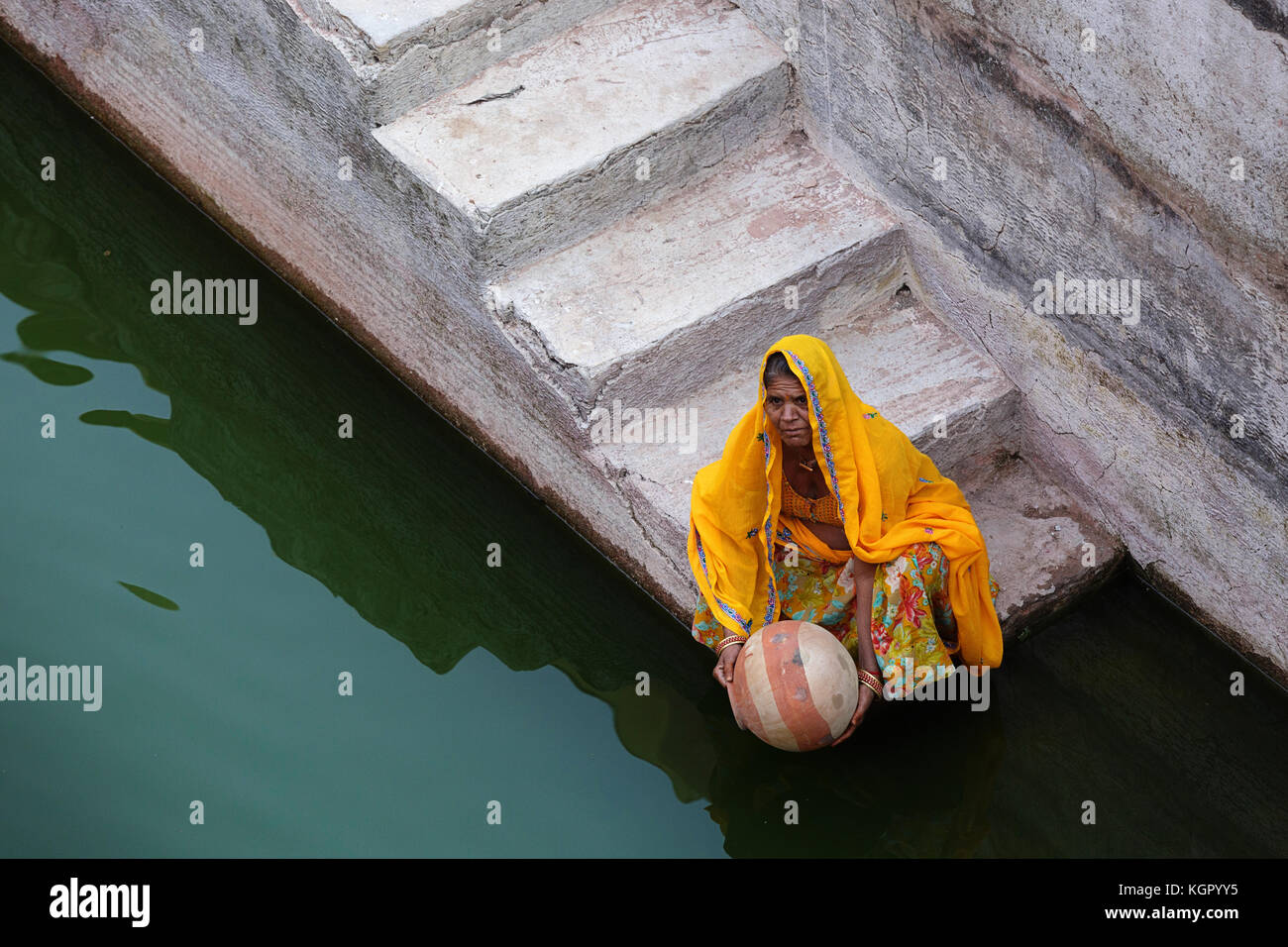 Una donna locale in abito tradizionale al stepwell di Chand Baori o panna Meena Ka Kund a Jaipur, Rajsthan, India. Foto Stock