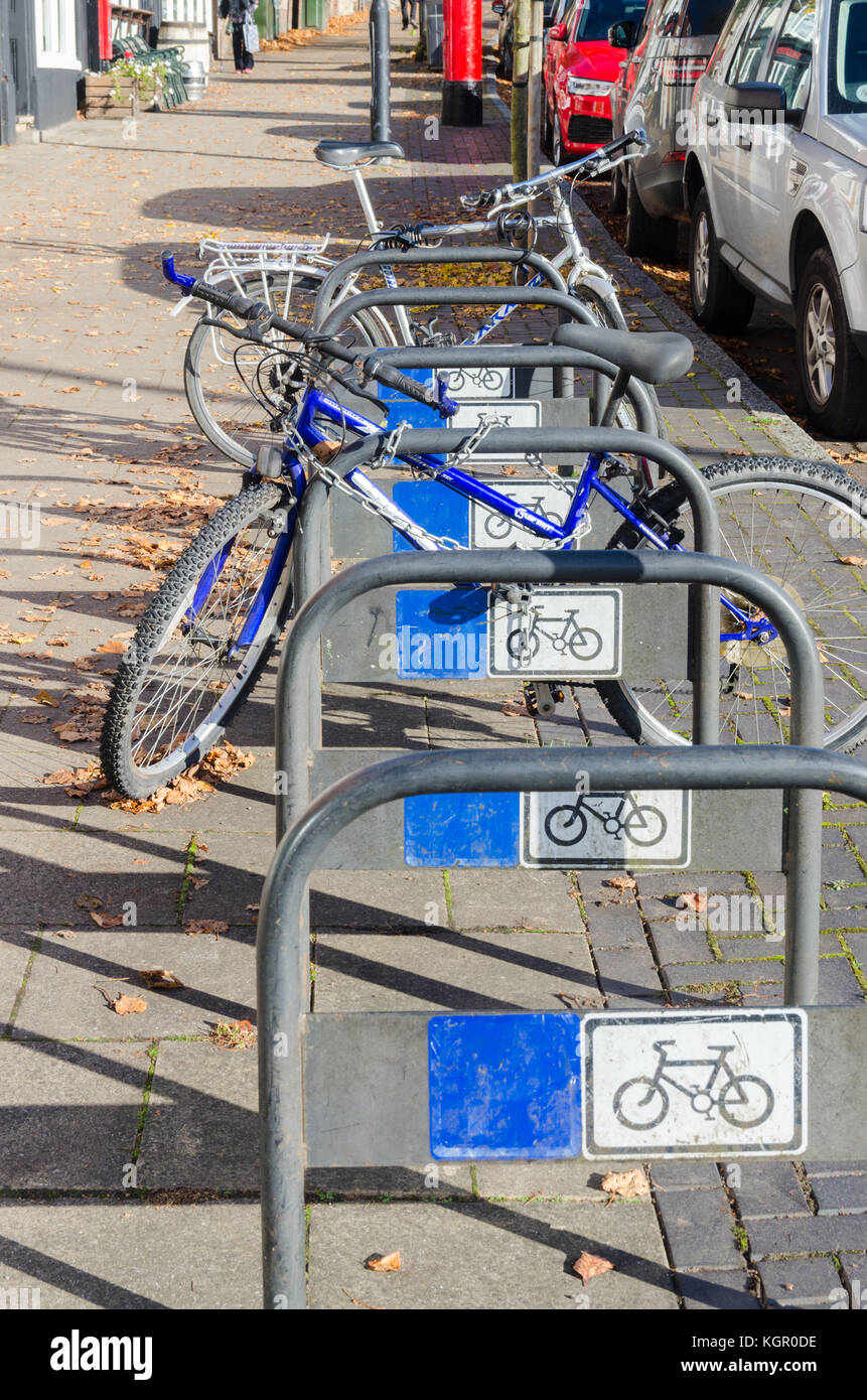 Fila di biciclette pubbliche si trova in West Street, Warwick, Regno Unito Foto Stock