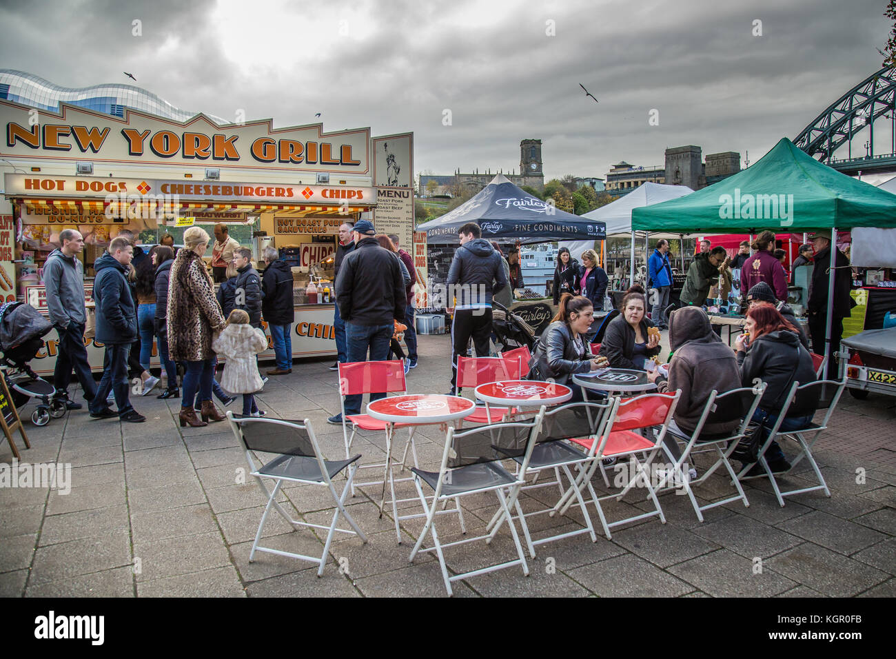 Fast food e la folla di mangiare sulla banchina,Newcastle-upon-Tyne Foto Stock