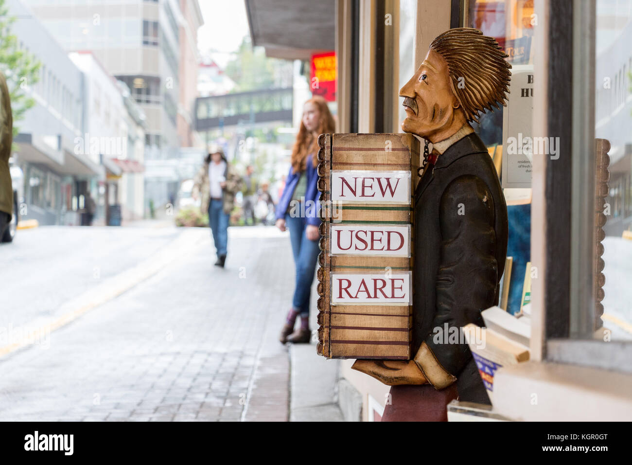 Juneau, Alaska, USA - 28 luglio 2017: Una tavola di legno con le parole nuovo, usato e raro fuori da una libreria nel centro di Juneau. Foto Stock
