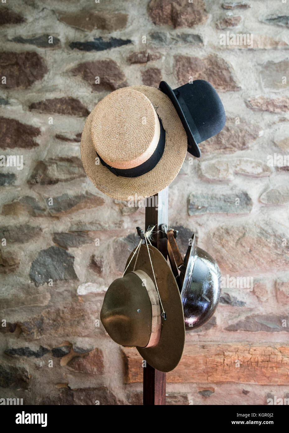 Un cappello rack con cappelli vintage in corrispondenza della tramoggia-goetschius House Museum in Upper Saddle River, new jersey Foto Stock