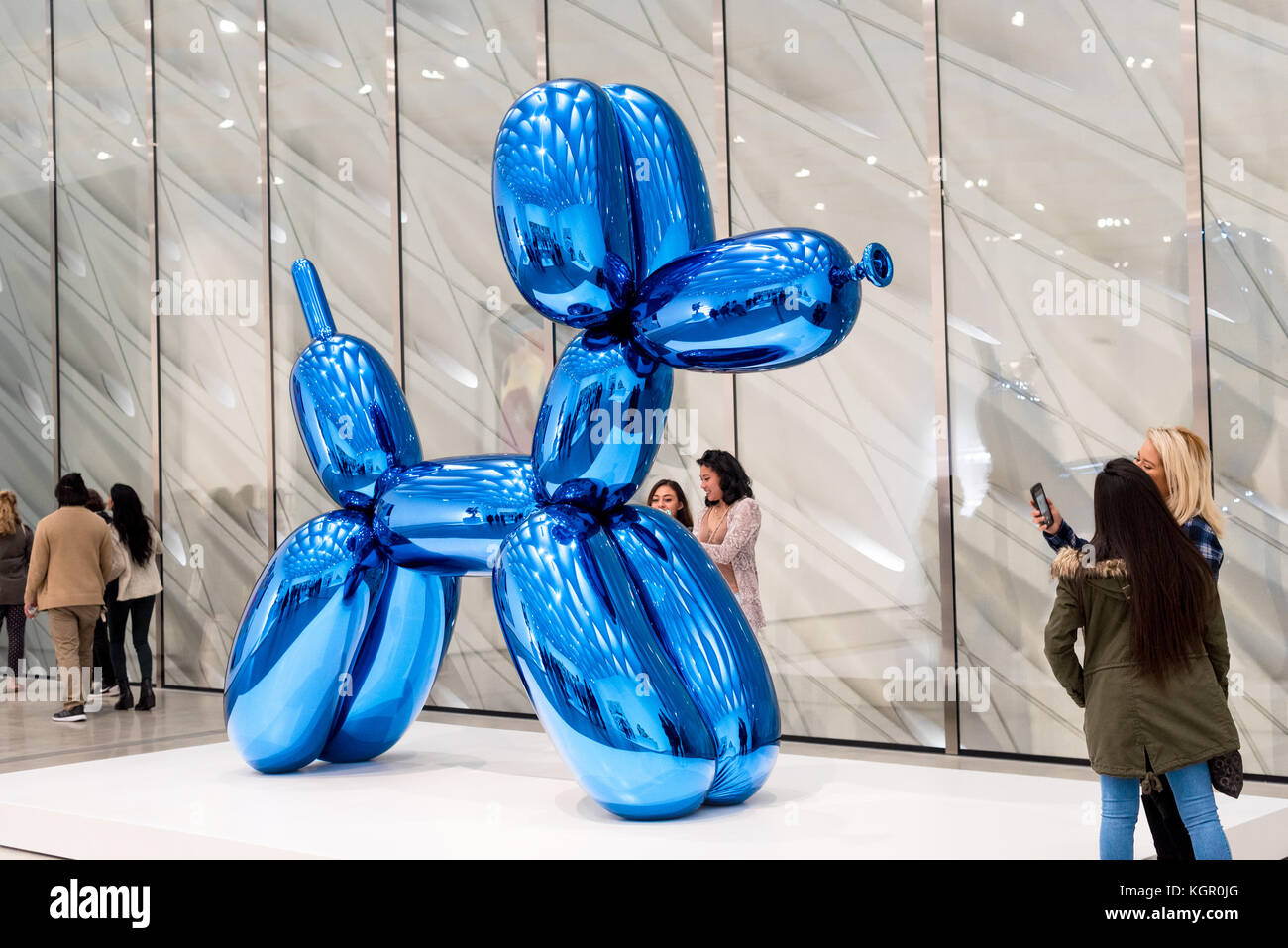LOS ANGELES, CA - Febbraio 5, 2017: Balloon Dog di Jeff Koons al vasto Museo di Arte Contemporanea il 5 febbraio 2017. Foto Stock