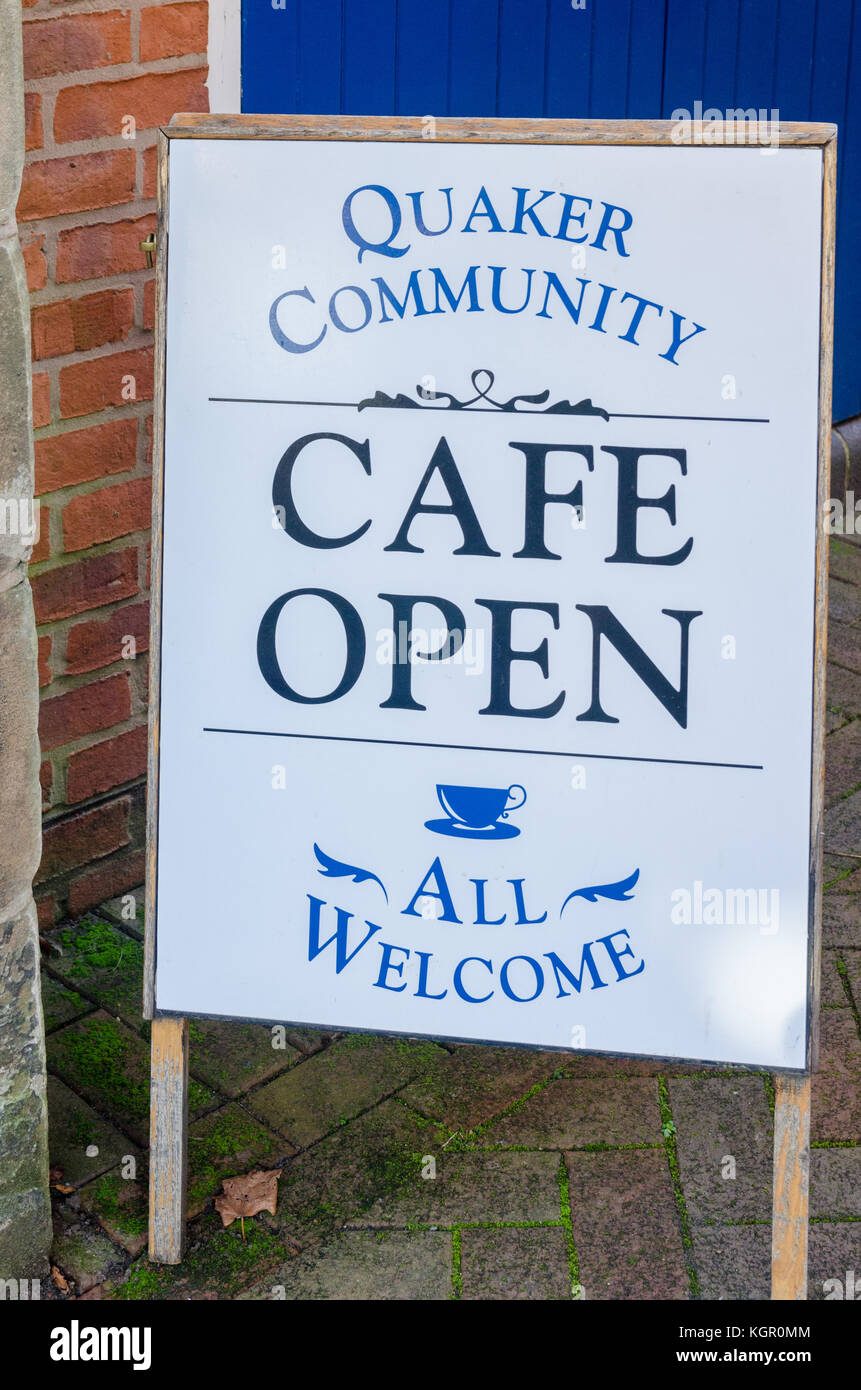 Segno per Cafe aperto al pubblico presso Quaker amici Meeting House in Warwick, Regno Unito Foto Stock