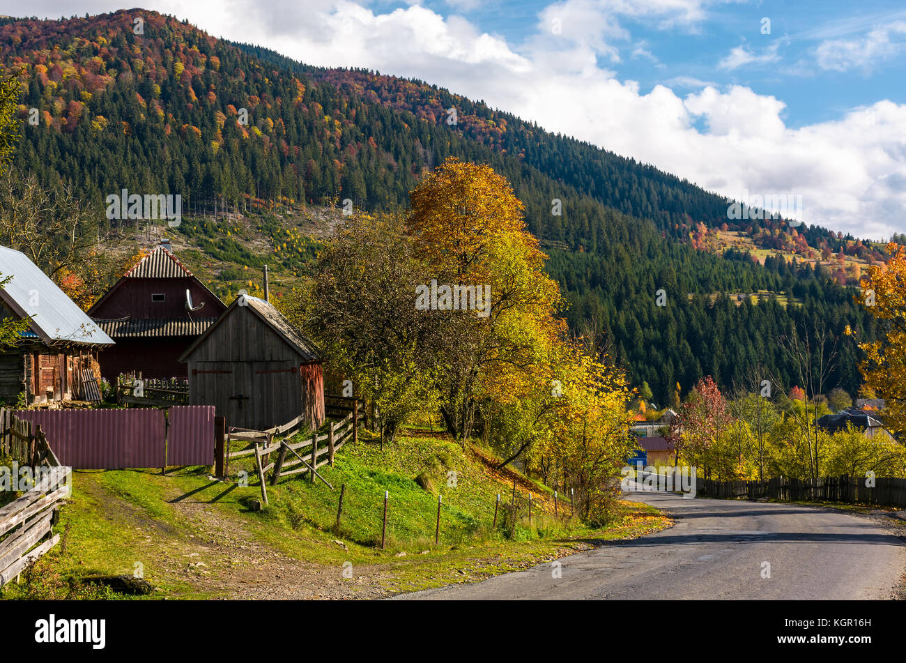 Carpazi villaggio di montagna in autunno. un paesaggio incantevole scenario Foto Stock