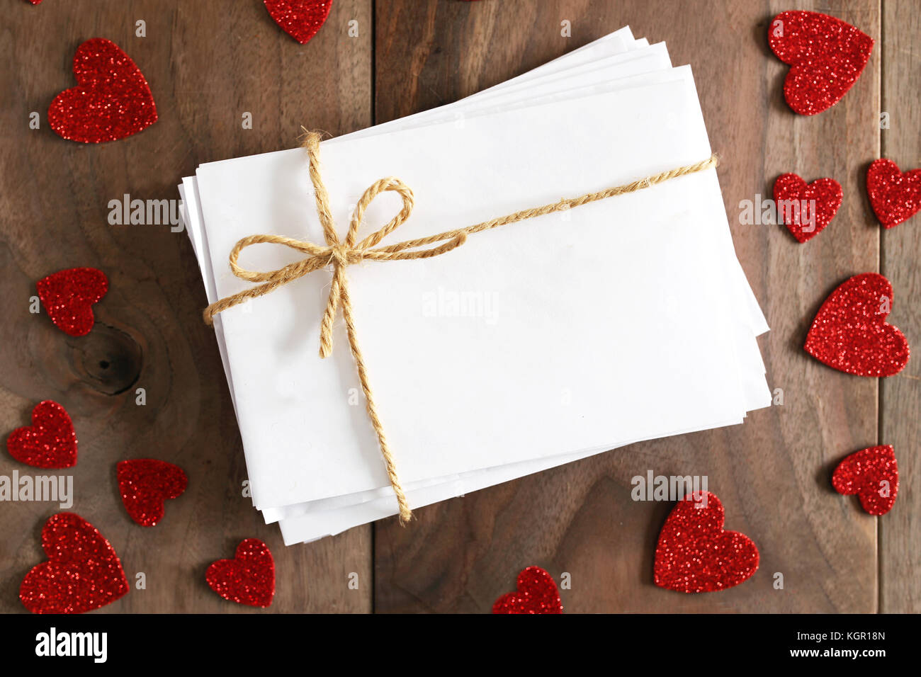 Un pacco di lettere di amore nel bianco buste bianche legata con lo spago  stringa prua