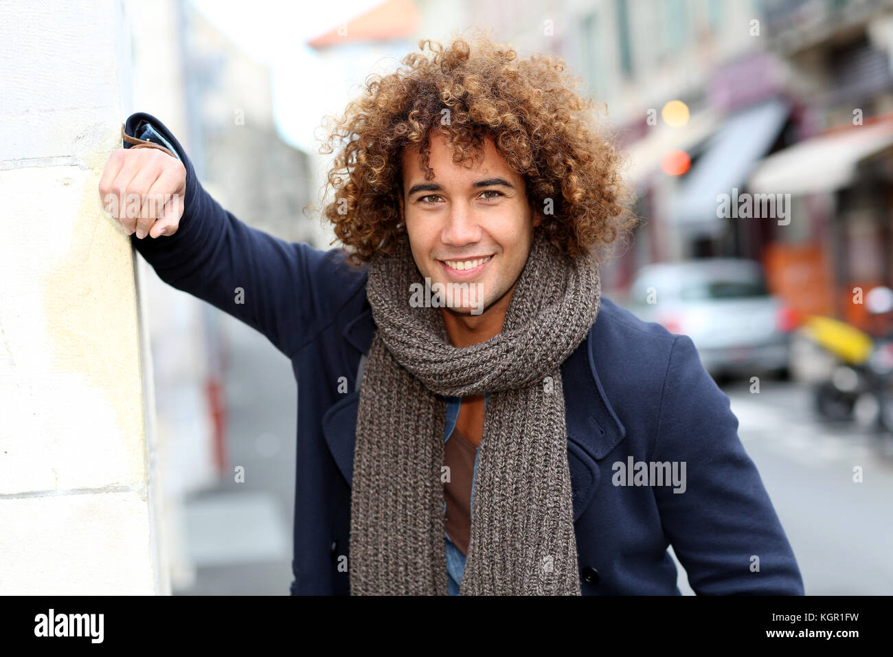 Bello mixed-corso ragazzo in strada di città Foto Stock