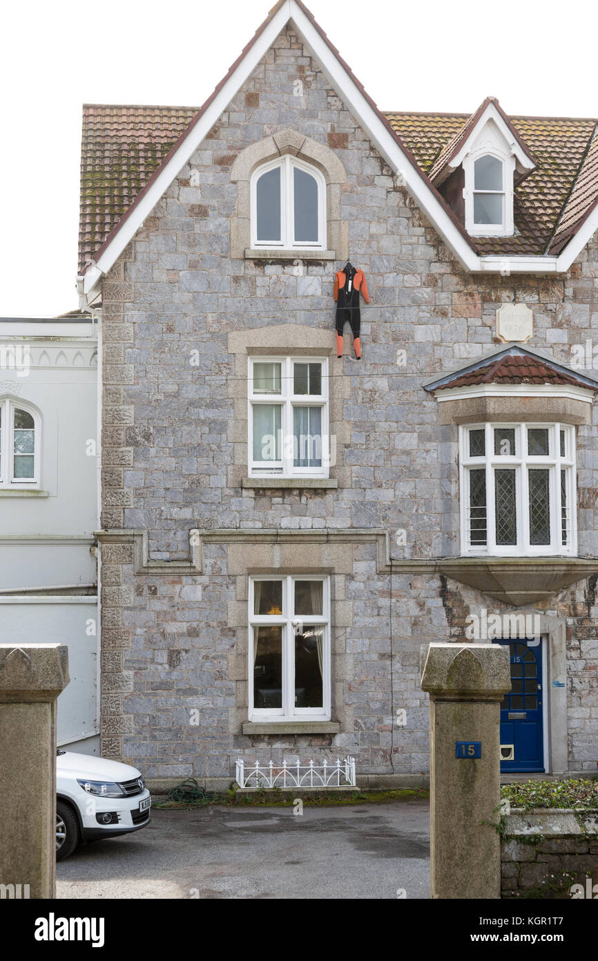 Muta appendere fuori ad asciugare dal terzo piano finestra di casa ornati  in Falmouth, Regno Unito Foto stock - Alamy