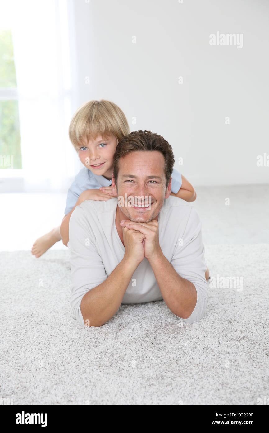 Ritratto di Allegro uomo con 7-anno-vecchio figlio Foto Stock