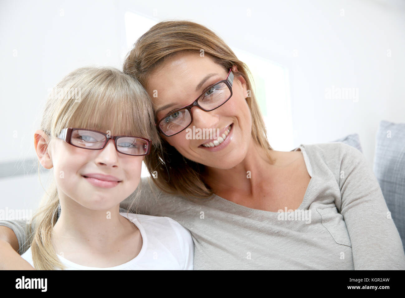 Ritratto di donna sorridente e una ragazza indossando occhiali da vista Foto Stock