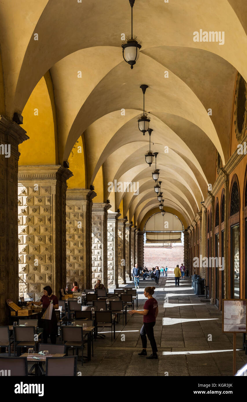 I portici di Piazza Maggiore a Bologna la vita della città, Italia. Foto Stock