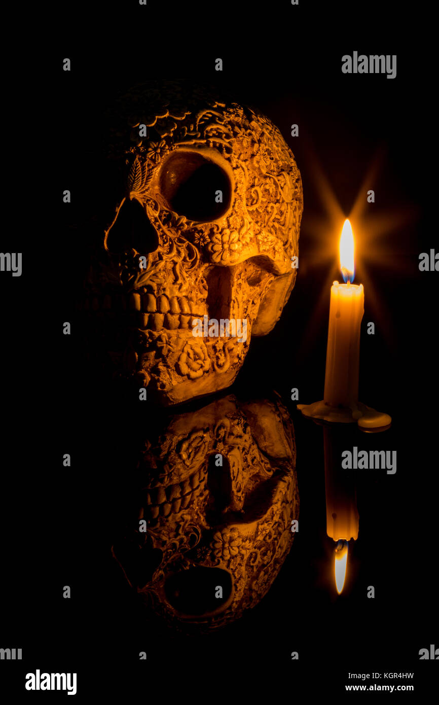 Intagliato scull umano in un momento di nostalgia. Foto Stock