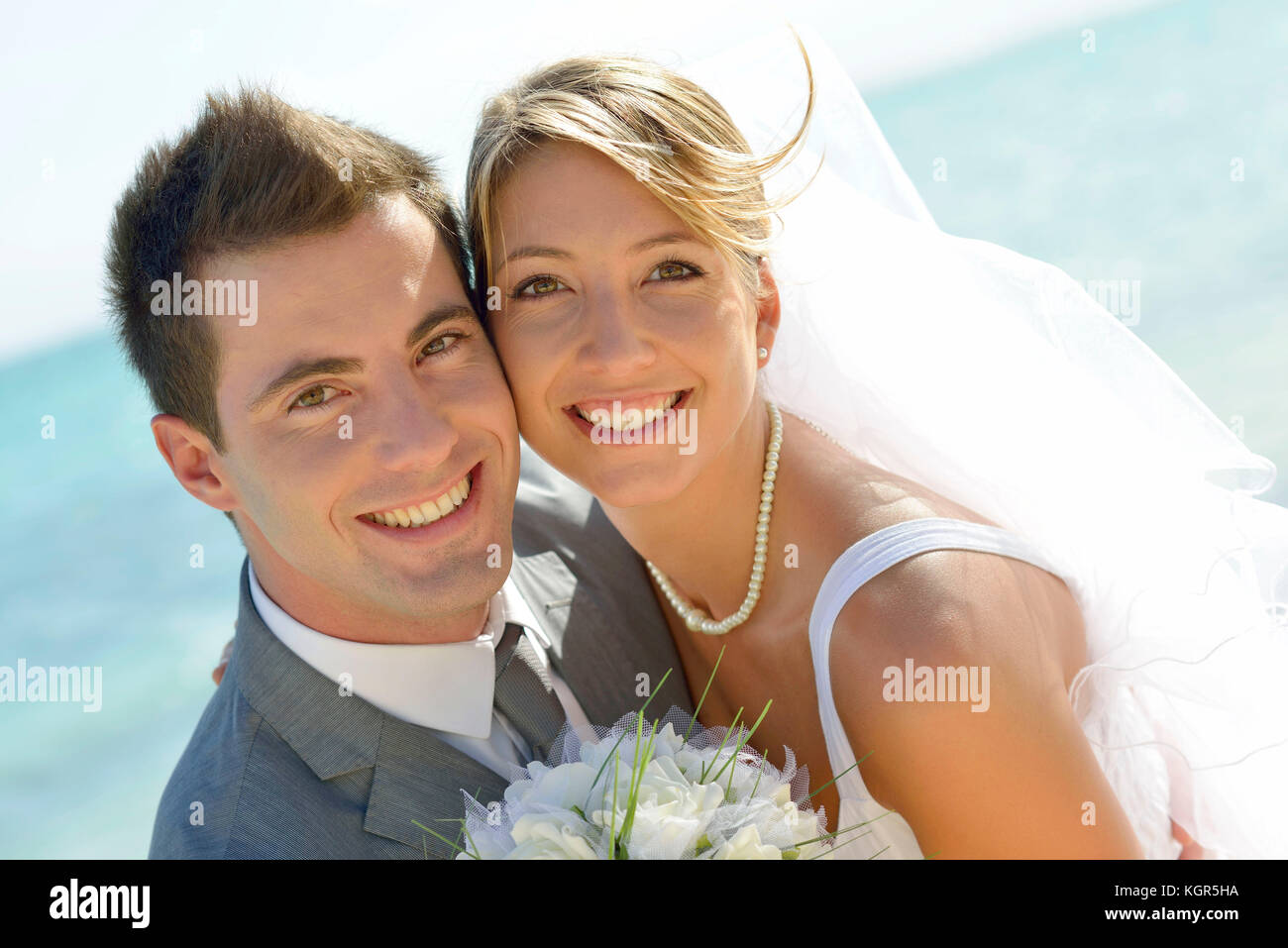 Ritratto di appena una coppia sposata da spiaggia Foto Stock