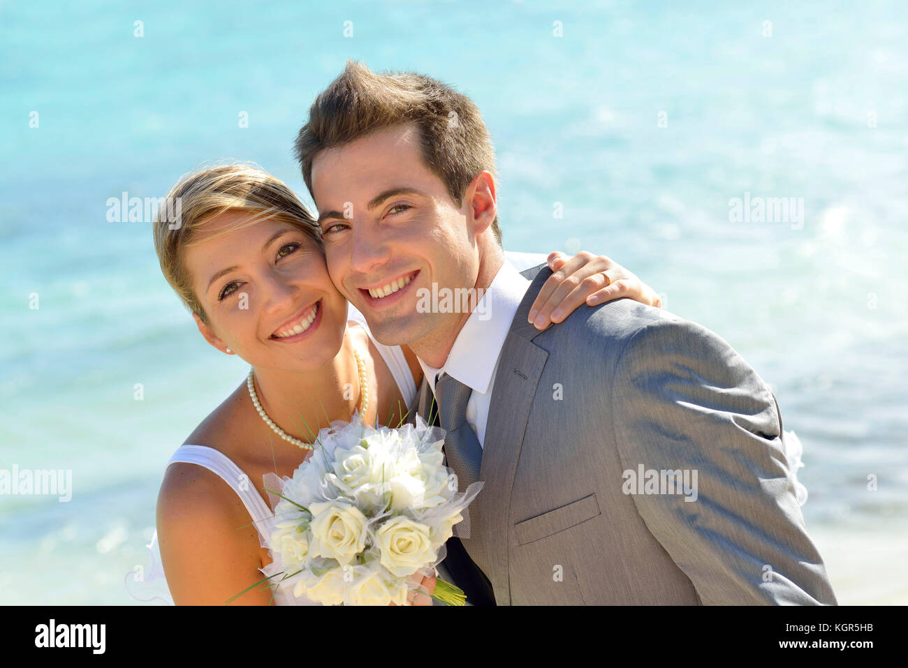 Ritratto di appena una coppia sposata da spiaggia Foto Stock