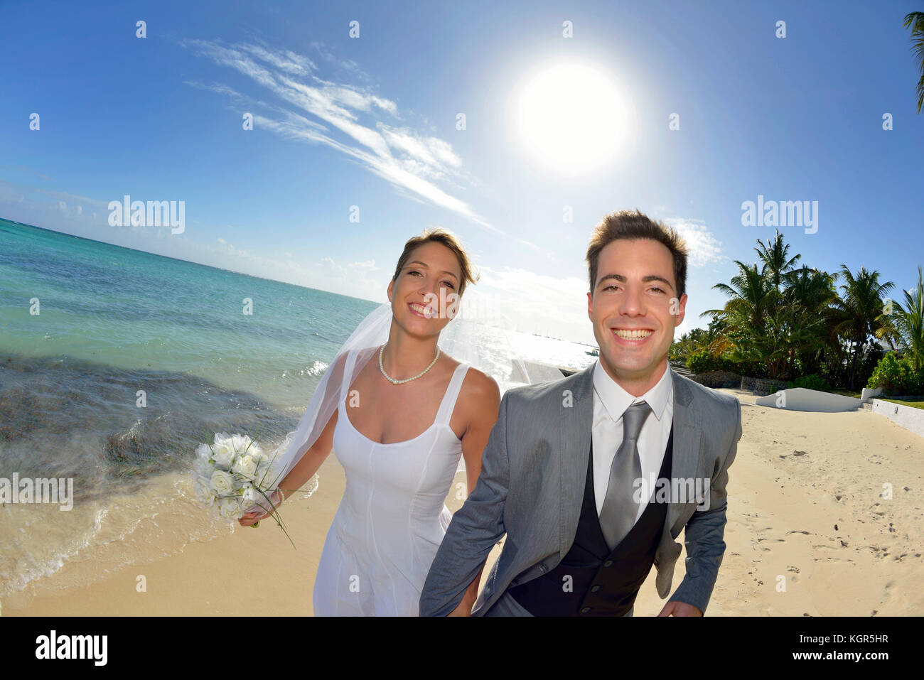 Appena una coppia sposata a piedi sulla spiaggia Foto Stock