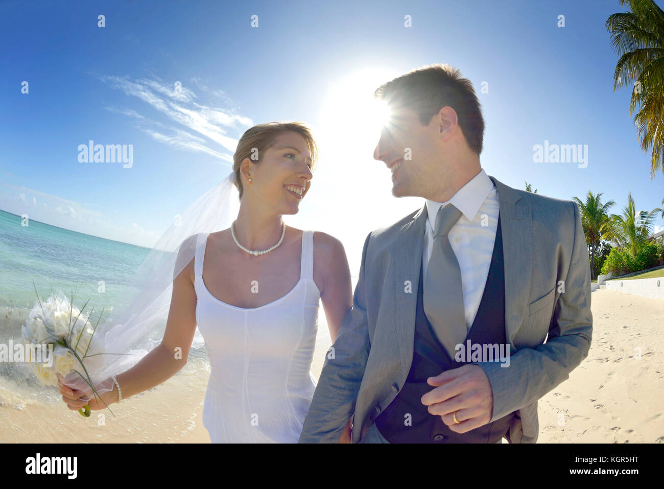 Appena una coppia sposata a piedi sulla spiaggia Foto Stock