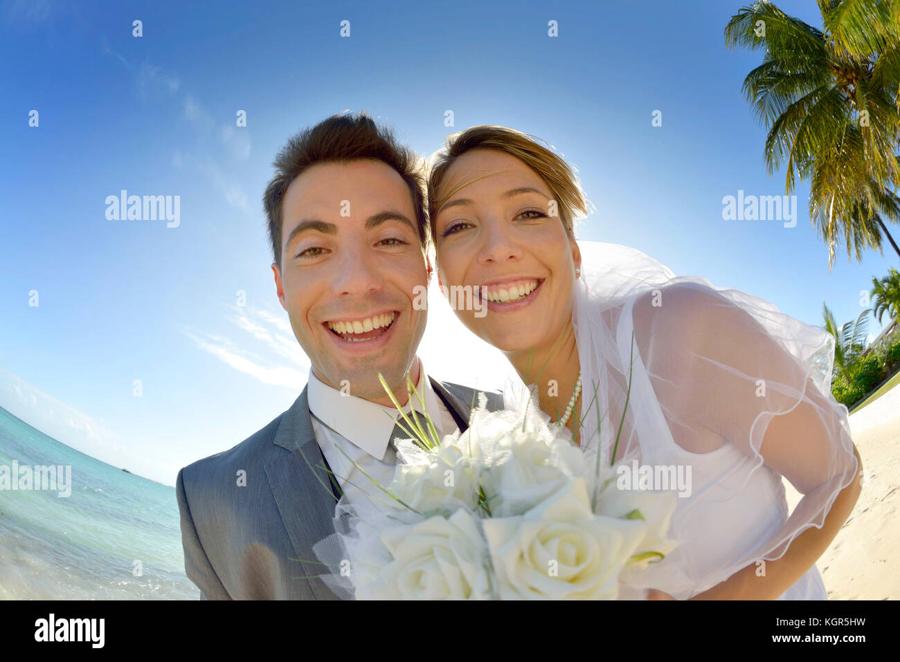 Ritratto di appena una coppia sposata da spiaggia Foto Stock