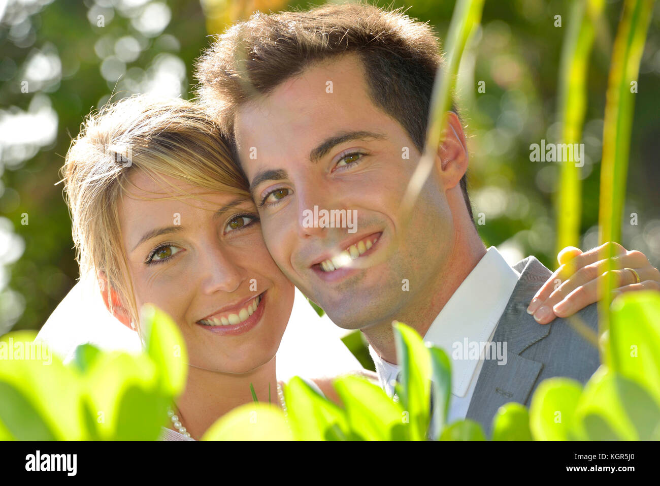 Dolce coppia sposata in fondo naturale Foto Stock