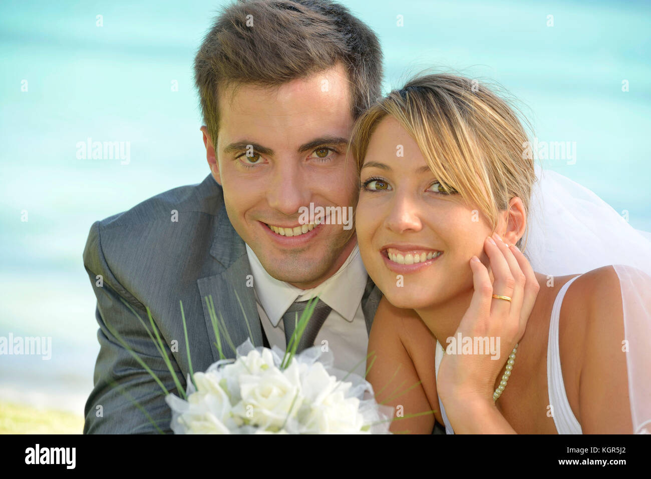 Ritratto di appena una coppia sposata da spiaggia Foto Stock