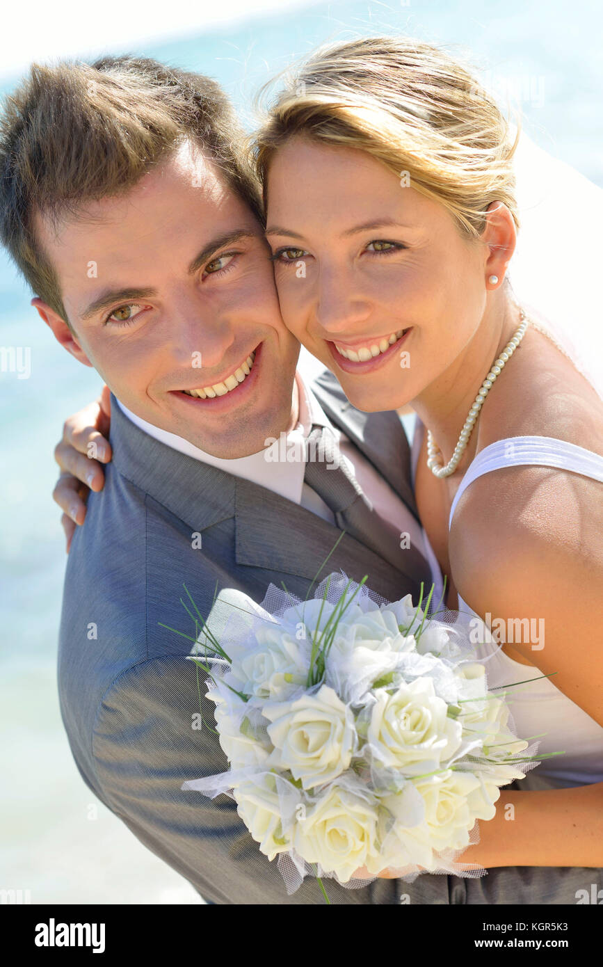 Ritratto di appena una coppia sposata da spiaggia Foto Stock