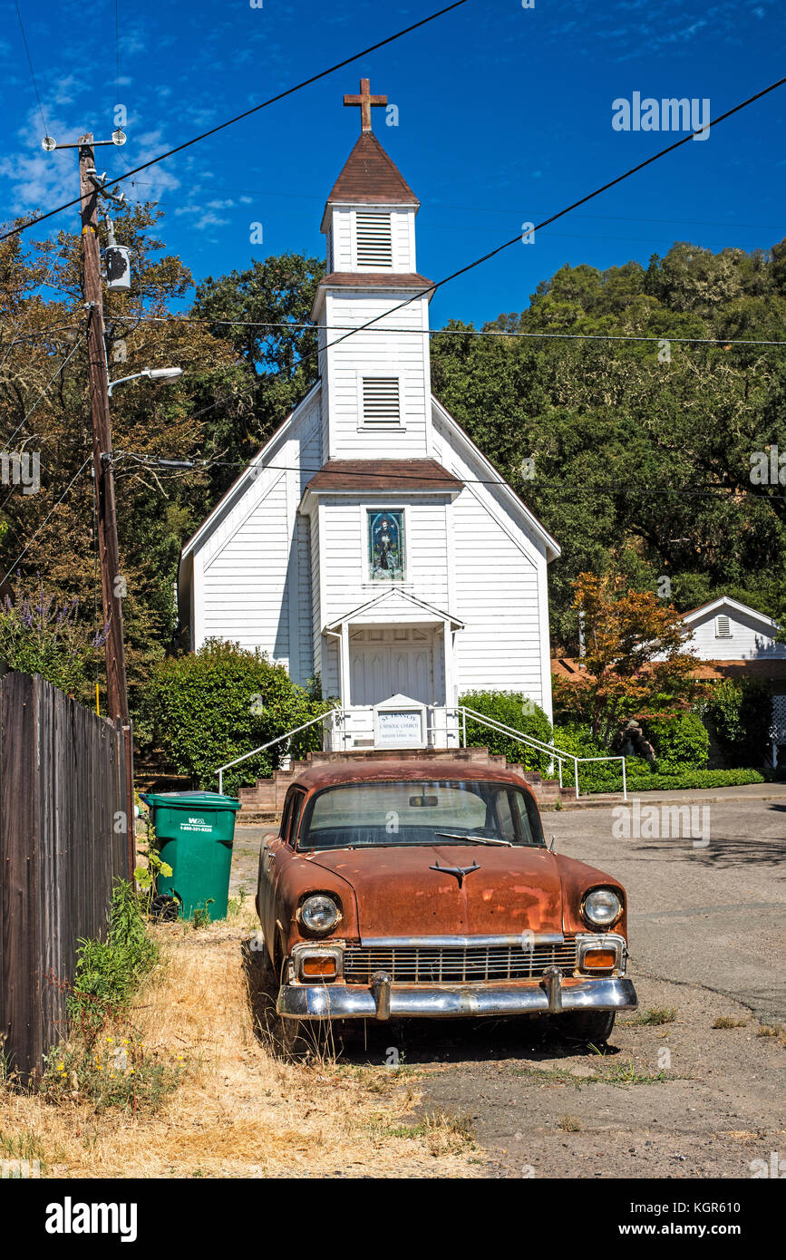 Edificio storico chiesa cattolica rusty patina 57 Chevy Foto Stock