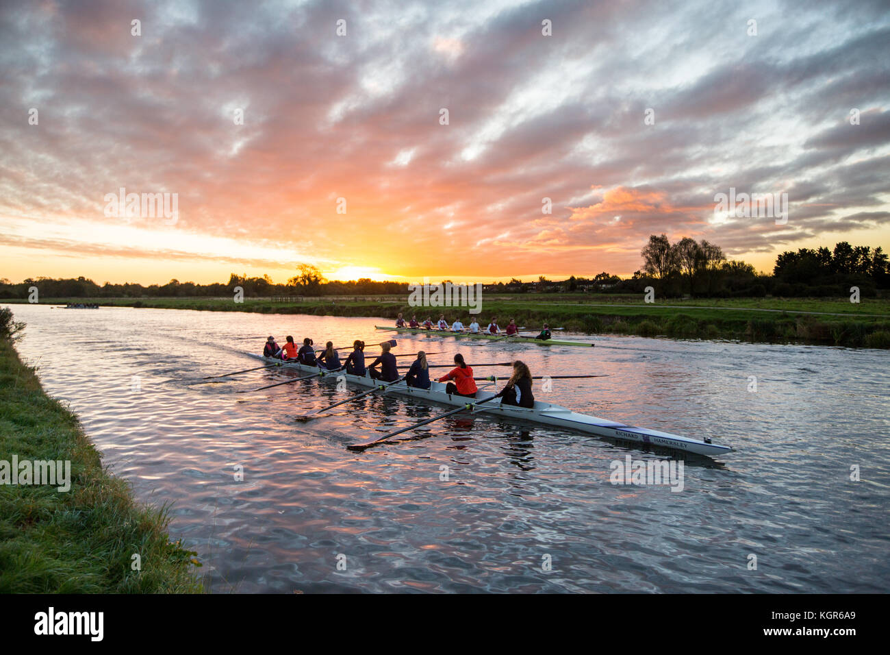 Università di Cambridge gli studenti canottaggio sul fiume cam di Cambridge all'alba su un soleggiato ma freddo di iniziare la giornata di venerdì 27 ottobre. Foto Stock
