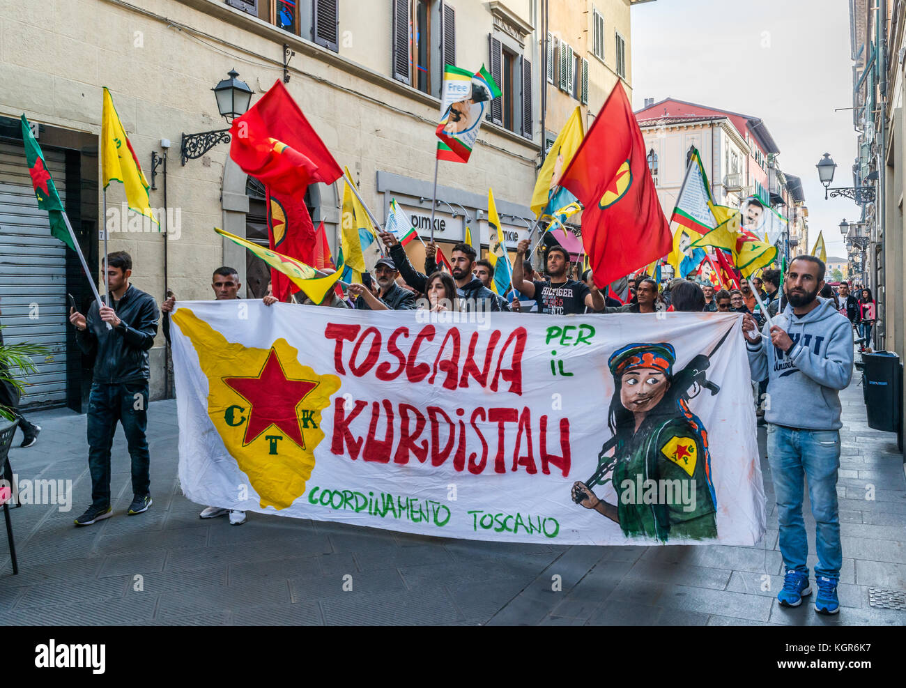 Toscana per il Kurdistan protesta a pisa di lotta per l indipendenza del Kurdistan in seguito al crollo di uno Stato islamico Foto Stock