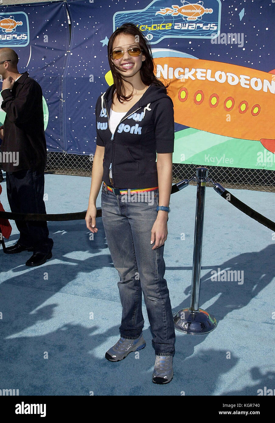 Jessica Alba - Dark Angel - arrivando al XIV annuale di kids Choice Awards di nickelodeon al barker hangar di santa monica los angeles 4/21/2001 Jessica Alba 449 = moda a piena lunghezza, persone, Jessica Alba, attrice, verticale, Stati Uniti d'America, celebrità, guardando la telecamera, arte cultura e intrattenimento, evento, frequentando una donna soltanto, una persona, moda, abito o pantaloni di moda Foto Stock
