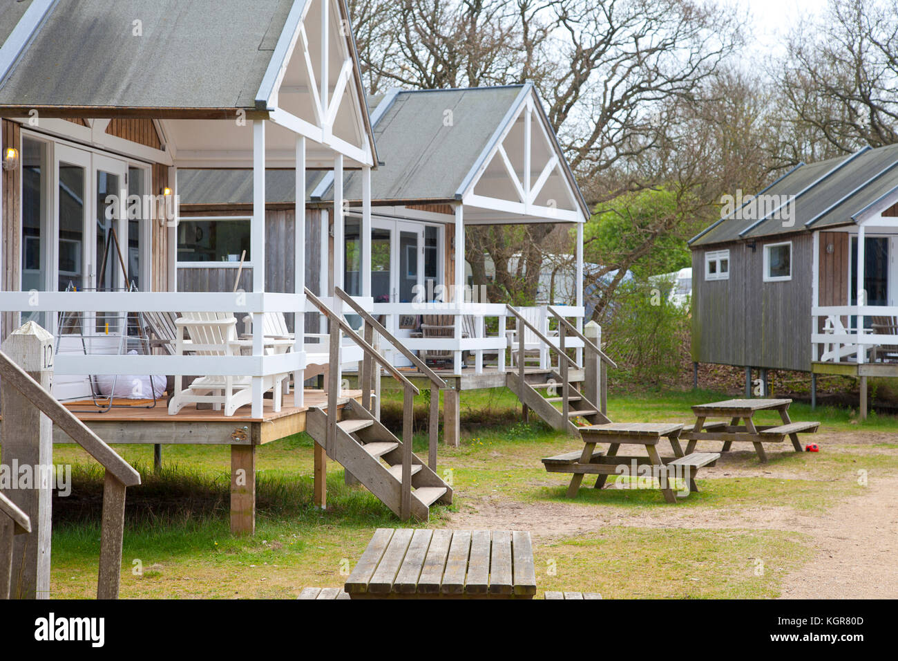 Legno bianco cabine vacanze vicino alla spiaggia in paesi bassi Foto Stock