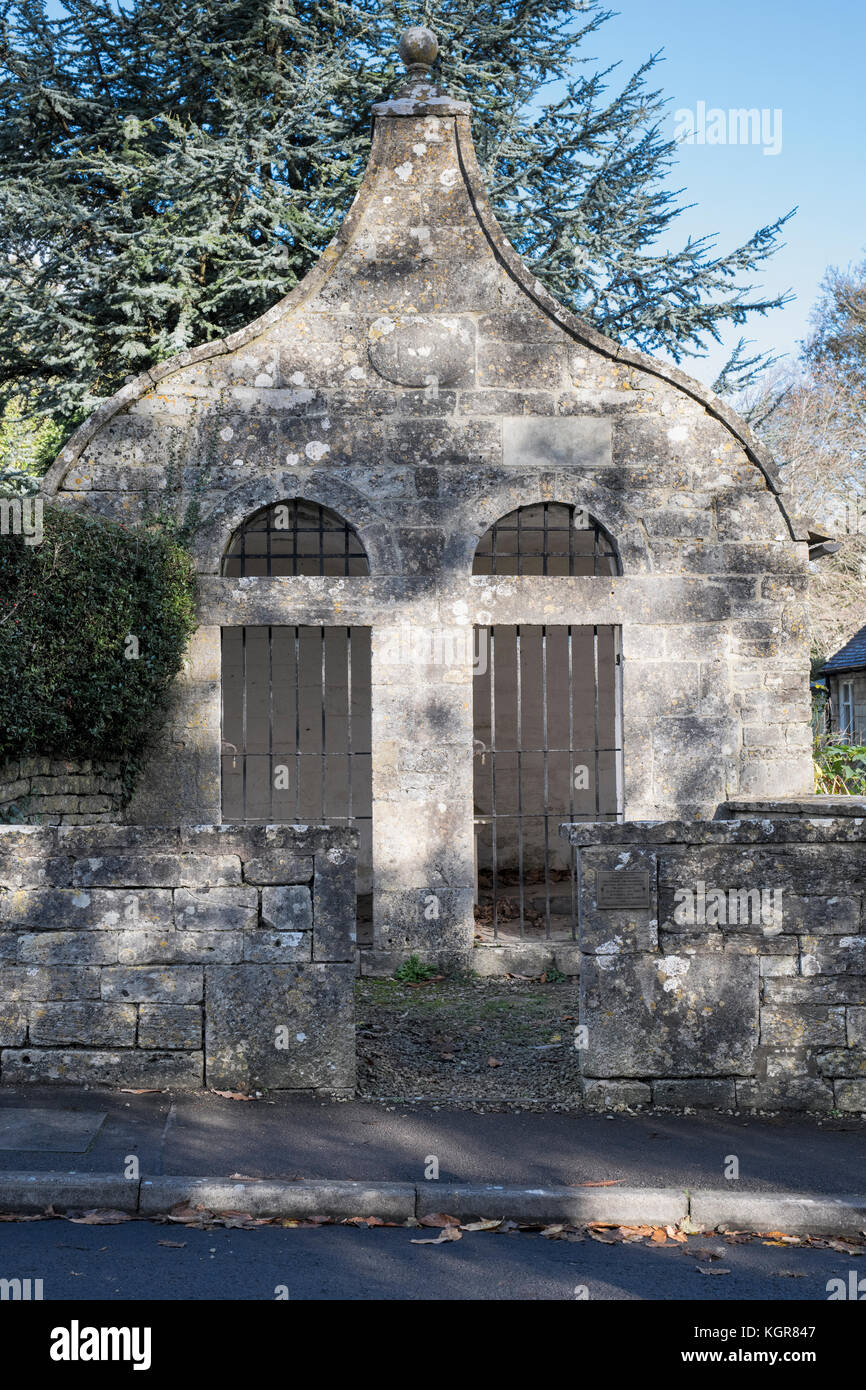 Il vecchio villaggio di lock up a Bisley, Cotswolds, Gloucestershire, Inghilterra Foto Stock