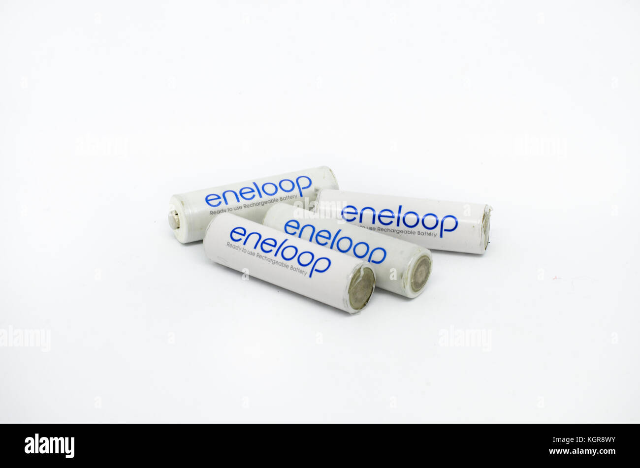 Selangor, Malesia - 9 novembre 2017: Batterie ricaricabili Eneloop isolate su sfondo bianco. Eneloop è una marca di autoscarica da 1,2 volt Foto Stock