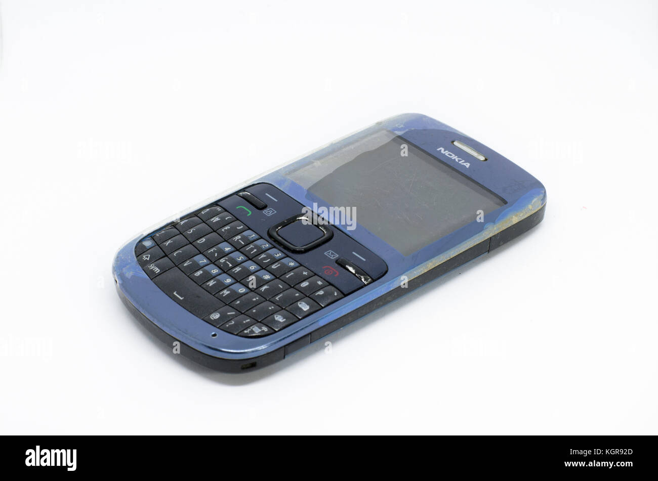 Selangor, Malesia - 9 novembre 2017: Vecchio cellulare Nokia isolato su sfondo bianco. NOKIA, è una multinazionale finlandese delle comunicazioni, informate Foto Stock