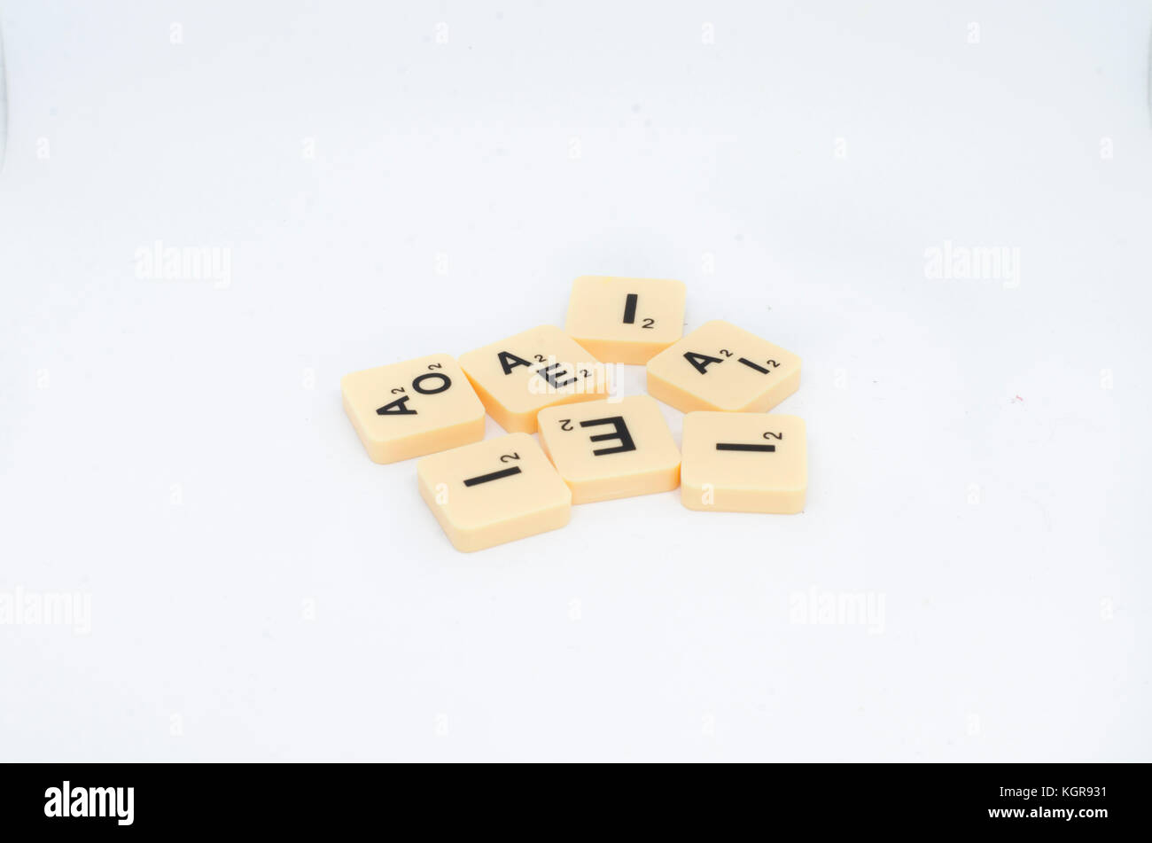 Scrabble tabelloni/tessere di gioco isolati su uno sfondo bianco Foto Stock