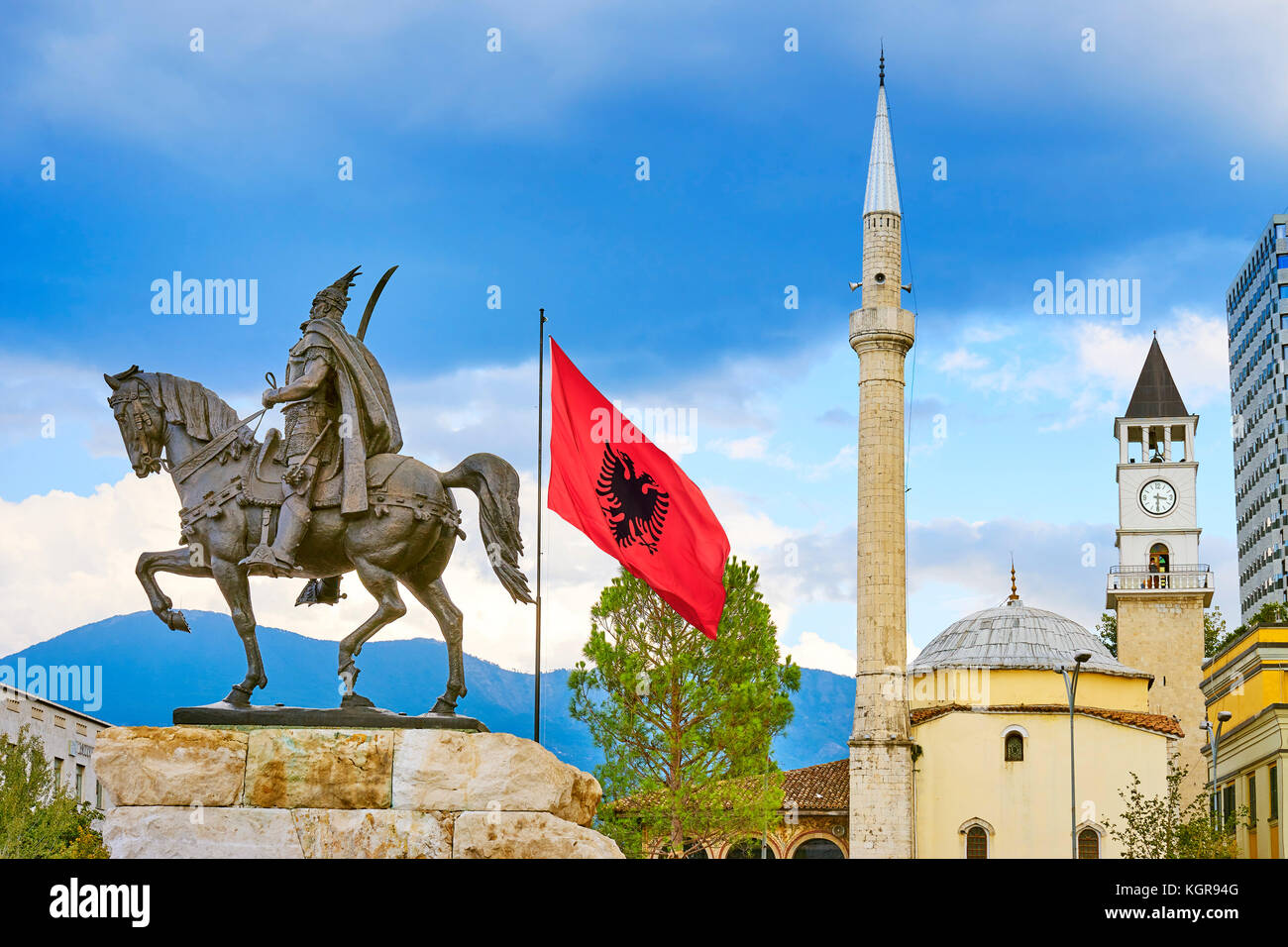 Albania Tirana - Statua di Skanderbeg, Ethem Bey moschea, Piazza Skanderbeg Foto Stock