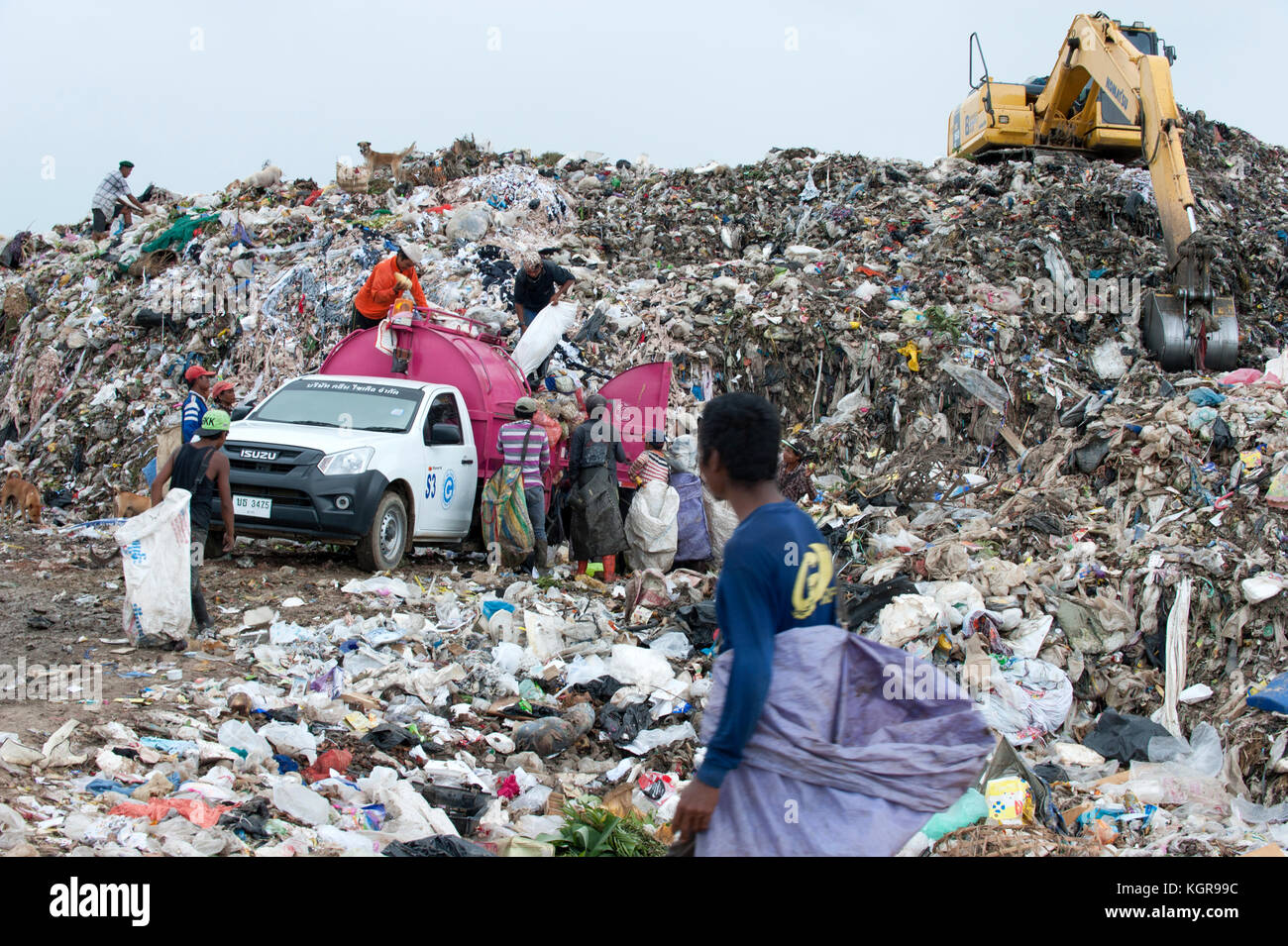 I rifugiati birmani immigrati e lavoro in discarica Sito nella periferia della città di confine di Mae Sot, in Thailandia il 16 agosto 2017. Foto Stock