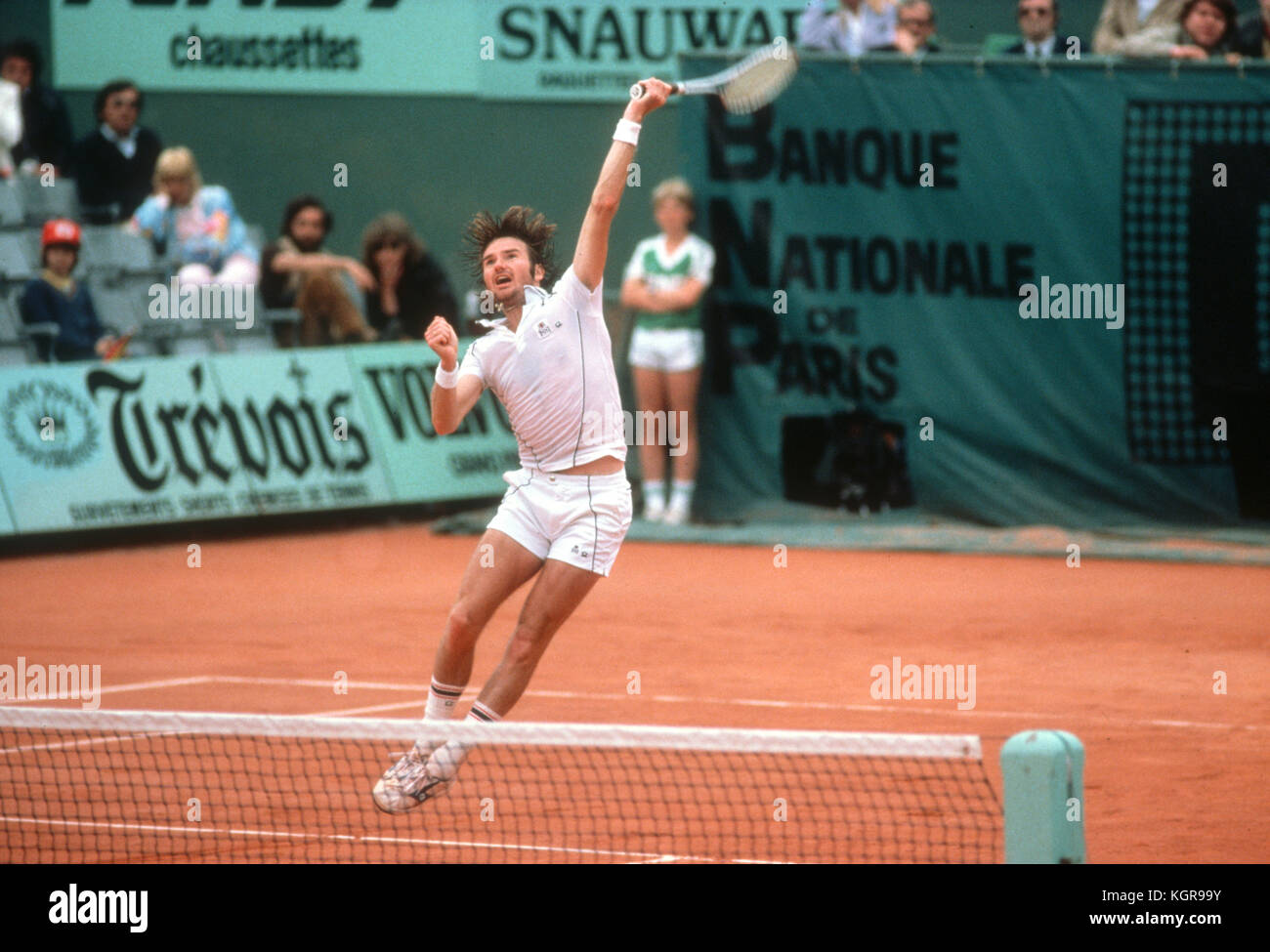 Jimmy Connors salta per un overhead durante una partita al 1981 francesi aperti al Roland Garros Foto Stock