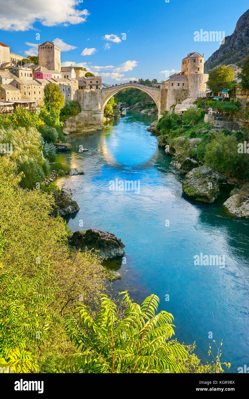 Stari Most o Ponte vecchio fiume Neretva, Mostar Bosnia ed Erzegovina Foto Stock