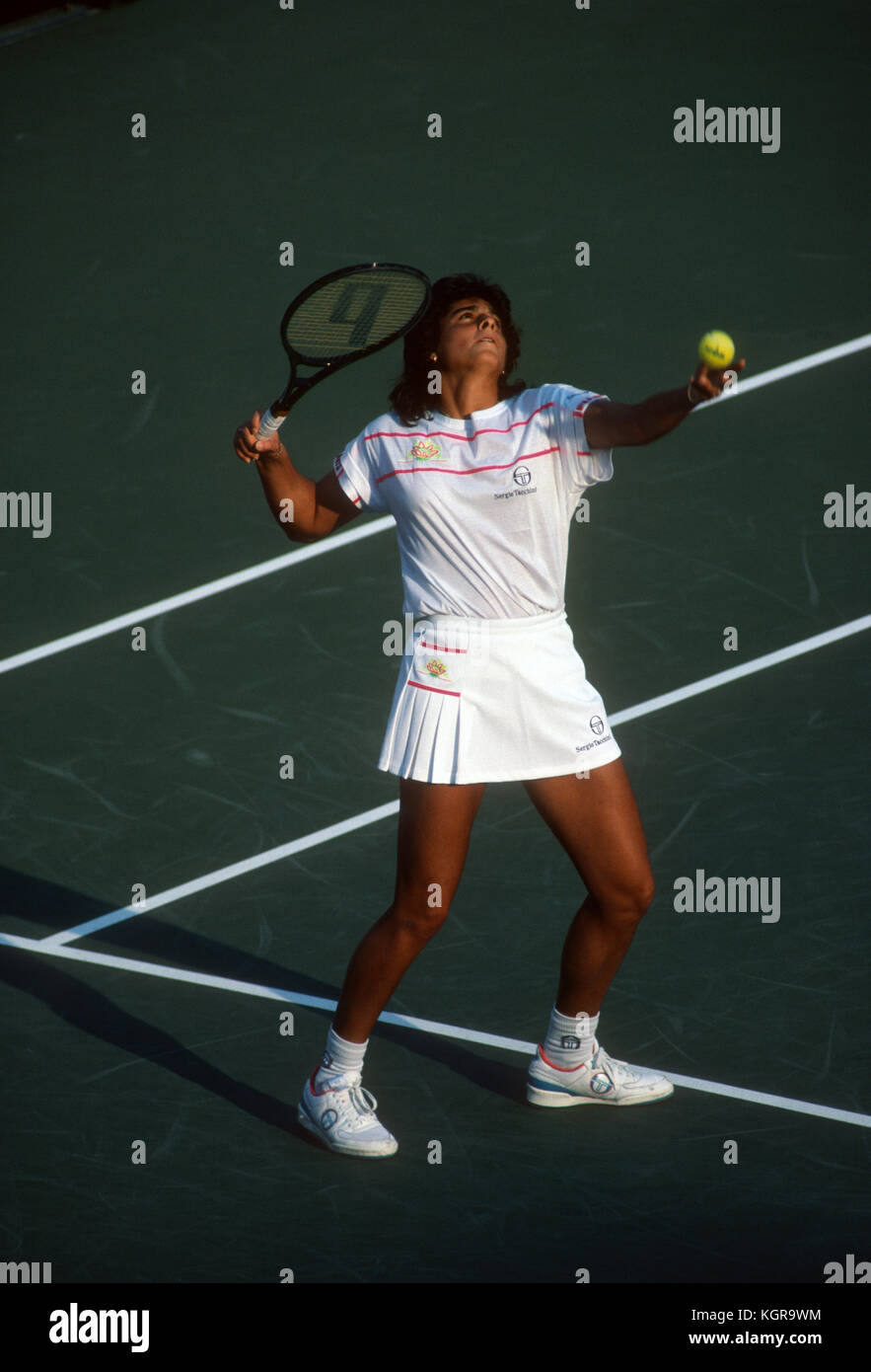 Gabriela Sabatini preparando a servire durante la corrispondenza alla 1990 US Open Foto Stock